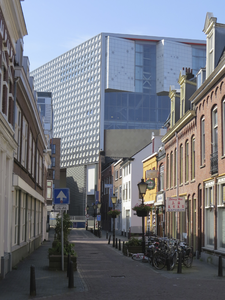 872097 Gezicht door de Willemstraat in Wijk C te Utrecht, met op de achtergrond het nieuwe Muziekpaleis (later: ...